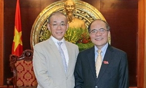 Parlamentspräsident Nguyen Sinh Hung empfängt japanischen Botschafter in Vietnam