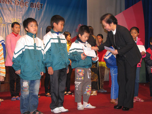 Vizestaatspräsidentin überreicht Stipendien an arme Schüler mit guter Leistung