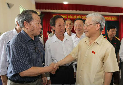 KPV-Generalsekretär Nguyen Phu Trong trifft Wähler in Hanoi