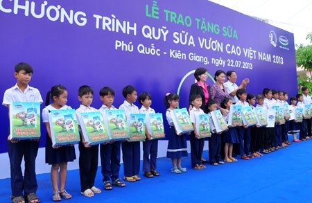 Vizeparlamentspräsidentin Nguyen Thi Kim Ngan besucht Familien mit großen Verdiensten auf der Insel