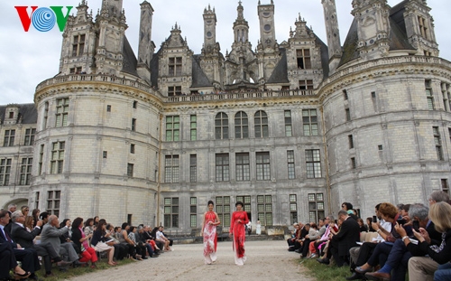 Vietnamesische Ao Dai in Frankreich vorgeführt