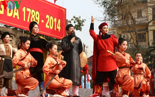 Zehntausende Menschen nehmen an der Feier zum 225. Siegestag Ngoc Hoi-Dong Da teil