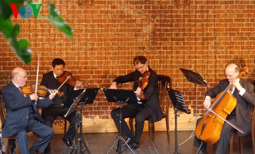 Vietnamesische Volksmusik in deutsches Sinfonieorchester bringen