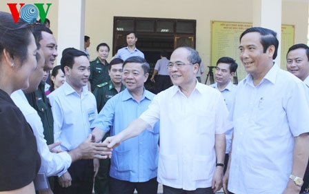 Parlamentspräsident Nguyen Sinh Hung trifft Wähler in Huong Khe