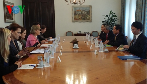 Politische Beratungen zwischen Außenministerien Vietnams, Sloweniens und Kroatiens