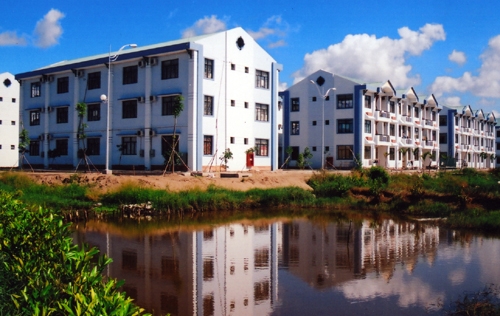 Hauptamtliche Abgeordnete diskutieren den Entwurf des geänderten Wohnraumgesetzes