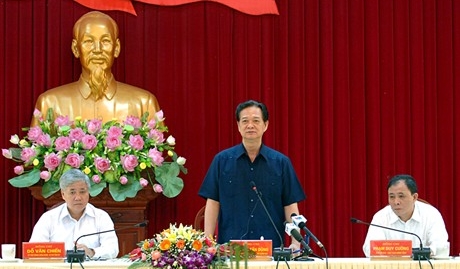 Premierminister Nguyen Tan Dung tagt mit Provinzleiter von Yen Bai