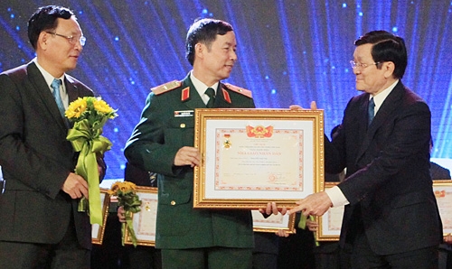 Staatspräsident Truong Tan Sang nimmt an Feier zum Tag der vietnamesischen Lehrer teil