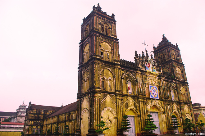 Vaterländische Front Vietnams gratuliert Katholiken im Erzbistum Bui Chu zu Weihnachten