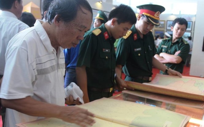 Ausstellung wertvoller Dokumente über Hoang Sa und Truong Sa in Quang Tri