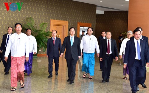 Premierminister Nguyen Tan Dung nimmt an Gipfeln in Myanmar teil
