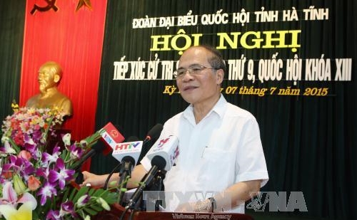 Parlamentspräsident Nguyen Sinh Hung trifft Wähler in Ha Tinh