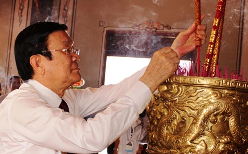 Staatspräsident Truong Tan Sang zündet Räucherstäbchen für Nguyen Huu Tho in Long An an