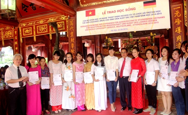 Übergabe der Stipendien von Hessen an ausgezeichnete vietnamesische Studenten