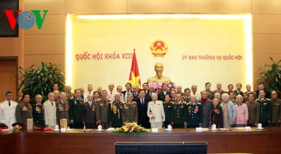 Vizeparlamentspräsident Huynh Ngoc Son trifft Veteranen der Hauptstadt-Division