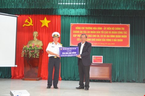 Präsident des Obersten Gerichtshofes Truong Hoa Binh besucht Inselkreis Phu Quoc
