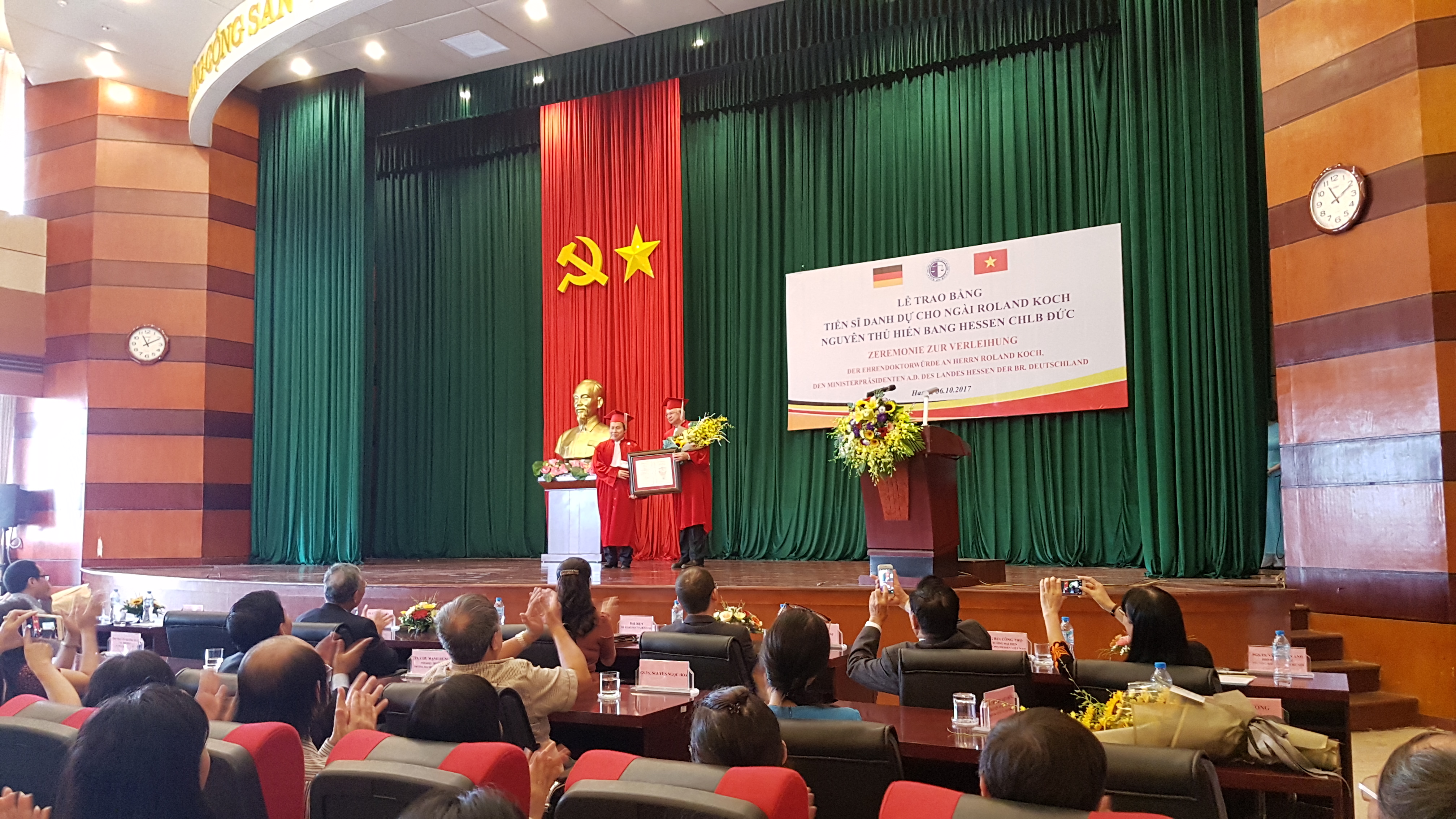 Rechtshochschule verleiht Ehrendoktorwürde an den ehemaligen hessischen Ministerpräsidenten Koch