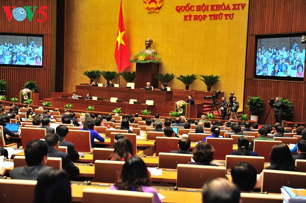 Finanzminister Dinh Tien Dung berichtet Parlament die Umsetzung des Staatsbudgets 2017