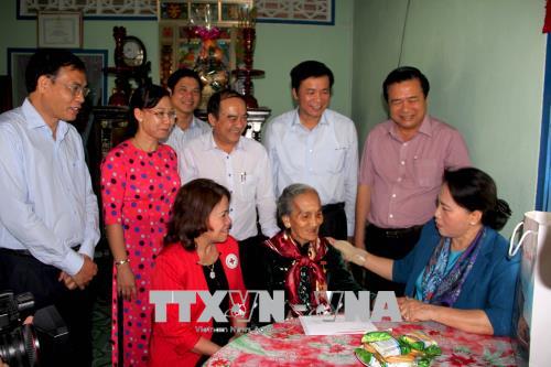 Parlamentspräsidentin Nguyen Thi Kim Ngan überreicht Geschenke an bedürftige Familien in Long An