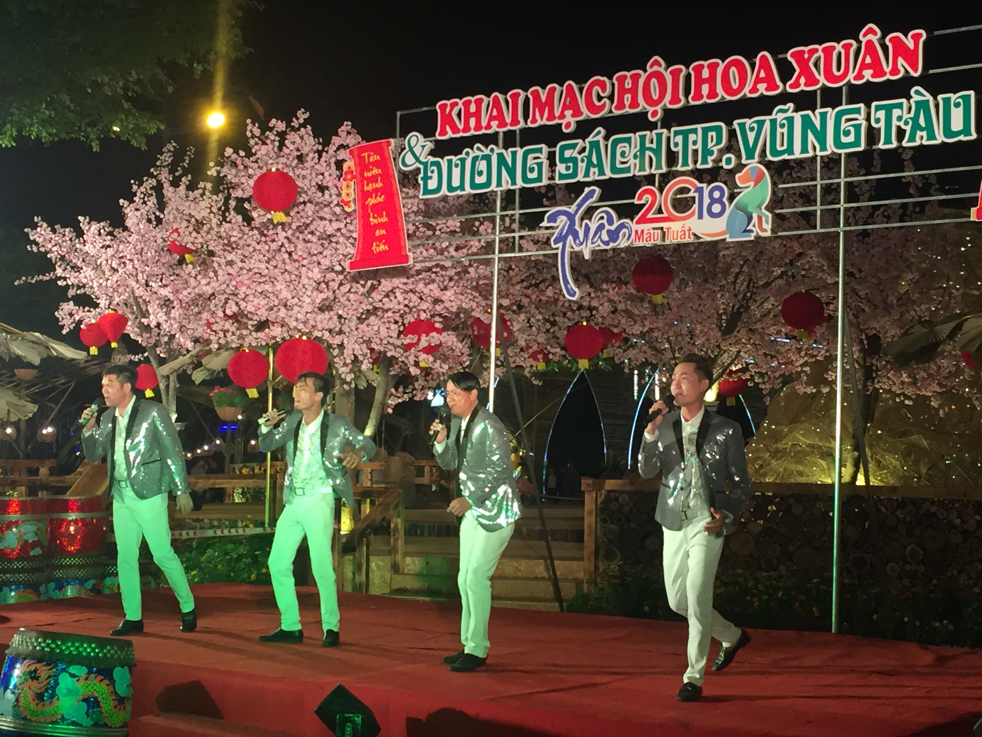 Frühlingsblumenfest und Frühlingsbücherstraße in Provinzen