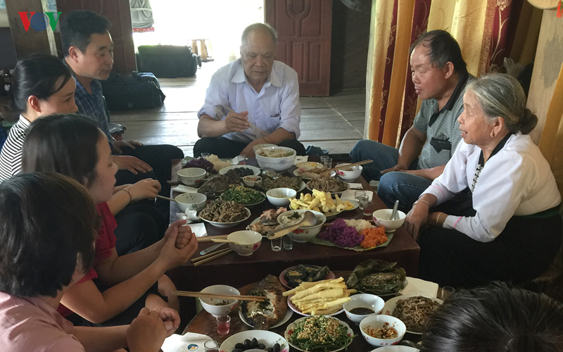 Die weißen Thais in Tay Bac feiern das Xip-Xi-Fest