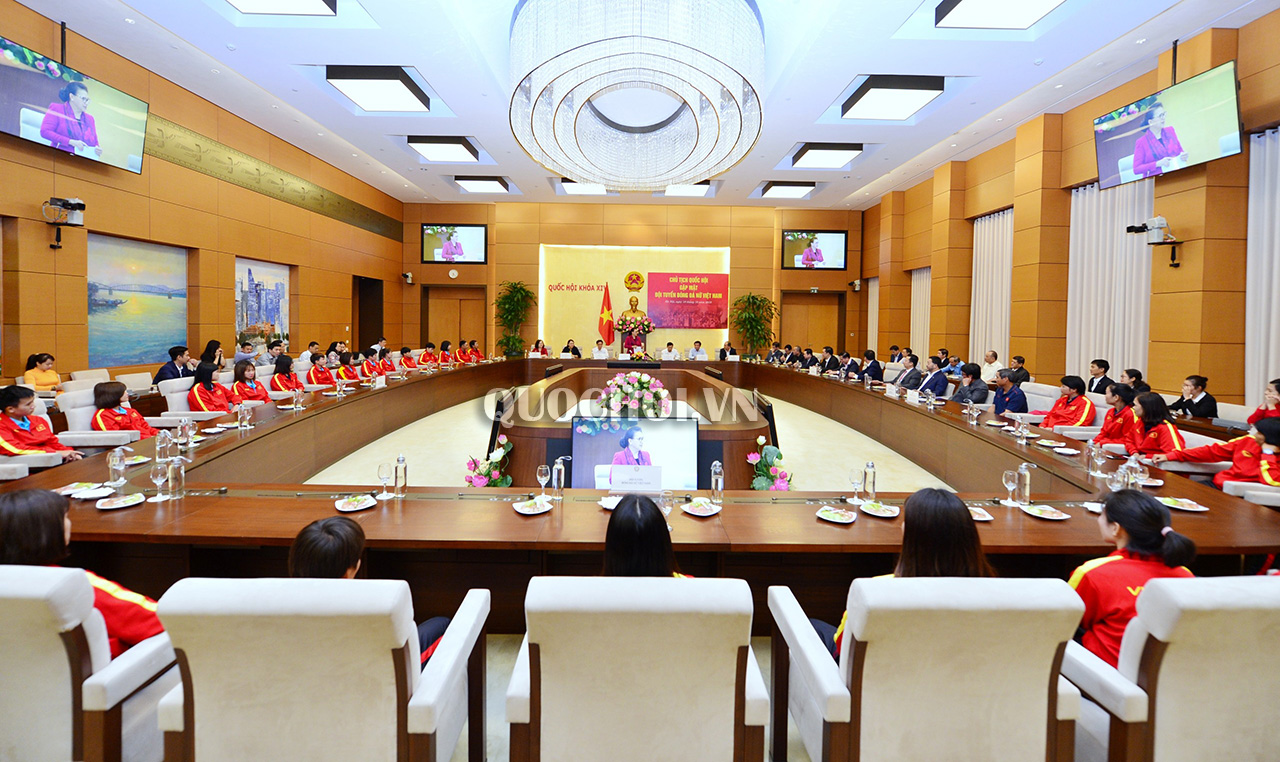 Die Parlamentspräsidentin trifft die Fußballnationalmannschaft der Frauen