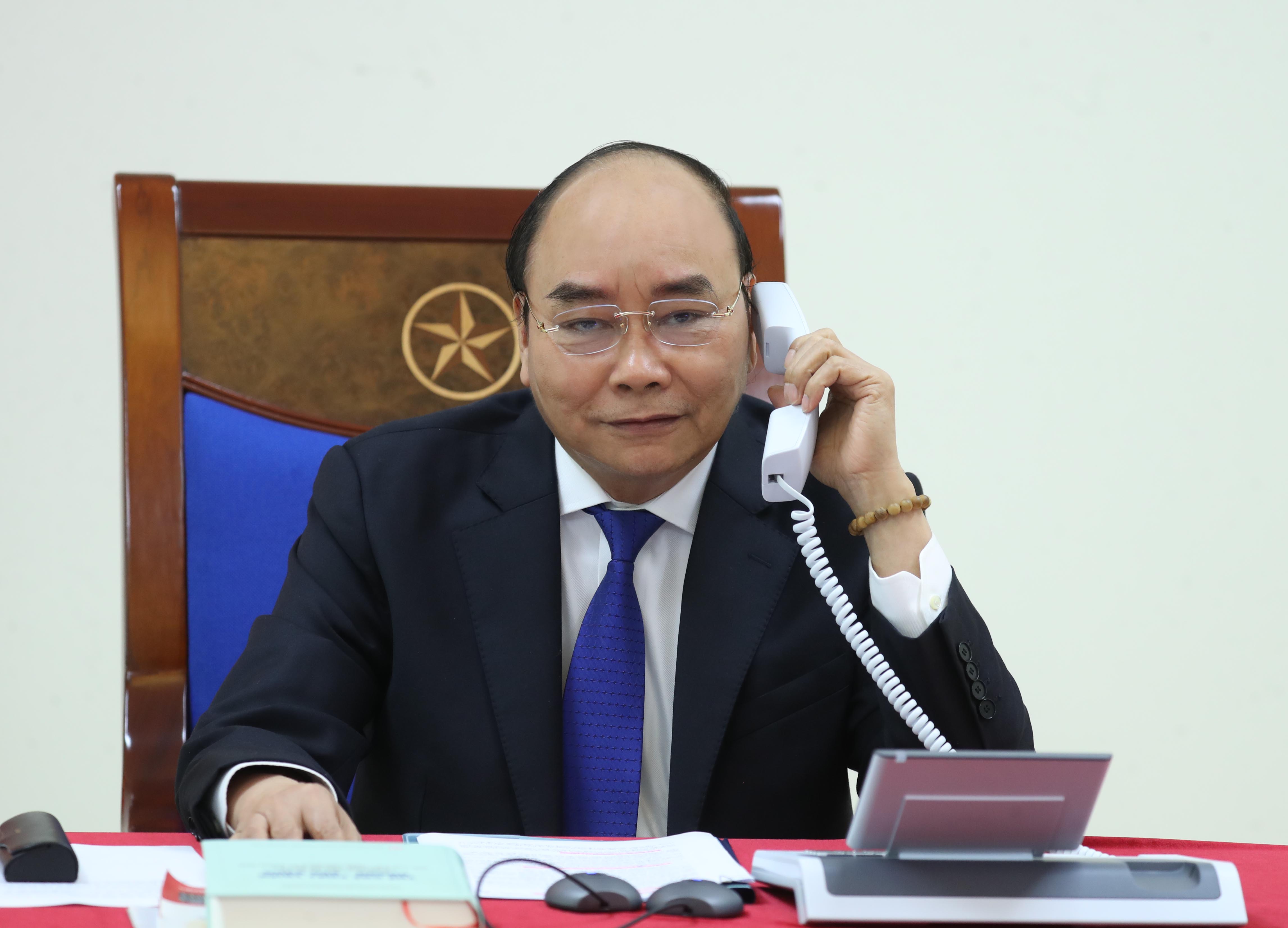 Premierminister Nguyen Xuan Phuc führt ein Telefonat mit seinem australischen Amtskollegen Morrison