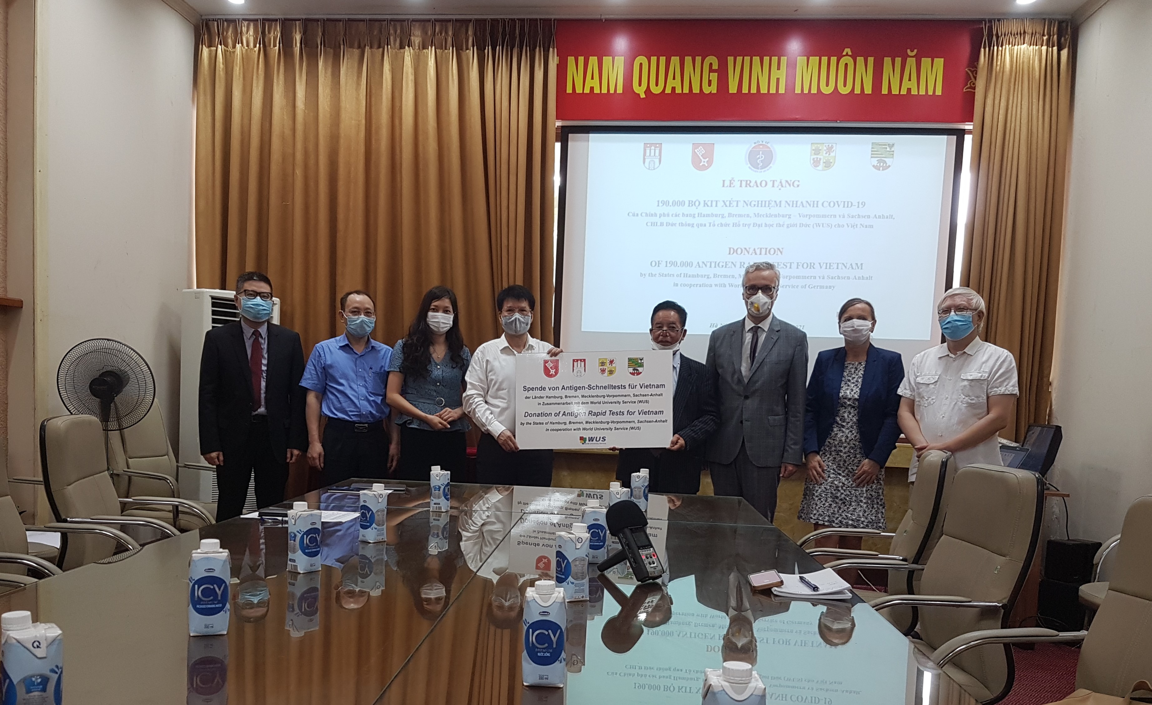 Übergabe von 190.000 Antigen-Schnelltests von vier deutschen Bundesländern an Vietnam