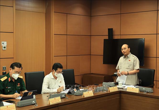 Parlament diskutiert in Gruppen über die Sozialwirtschaftslage