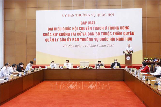 Parlamentspräsident Vuong Dinh Hue trifft hauptamtliche Abgeordnete der vergangenen Legislaturperiode