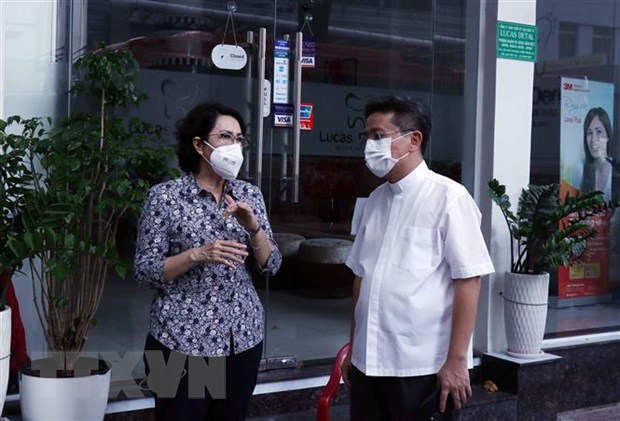 70 Freiwillige, die Würdenträger sind, helfen in Corona- und Notfallkrankenhäusern