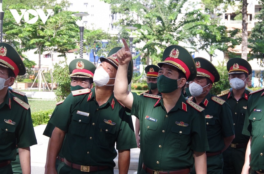 Delegation der Regierung und des Verteidigungsministeriums ermutigt Epidemiebekämpfungskräfte in Ho-Chi-Minh-Stadt