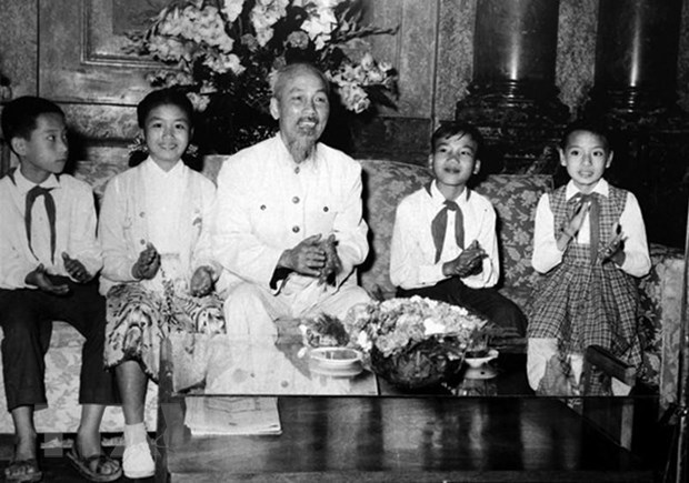 Ho Chi Minh und Briefe zum Aufruf zum Frieden für Vietnam in Italienisch