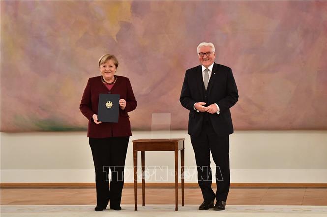 Deutsche Bundeskanzlerin und ihr Kabinett beenden ihre Amtszeit