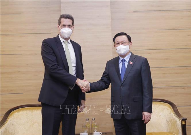 Parlamentspräsident Vuong Dinh Hue trifft ADB-Direktor in Vietnam Jeffries