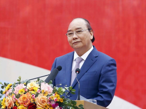 Staatspräsident Nguyen Xuan Phuc überreicht armen Familien in Da Nang Geschenke zum Tet-Fest