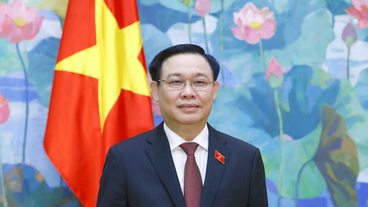 Parlamentspräsident Vuong Dinh Hue gratuliert dem neuen Präsidenten des kasachischen Unterhauses Koshanov