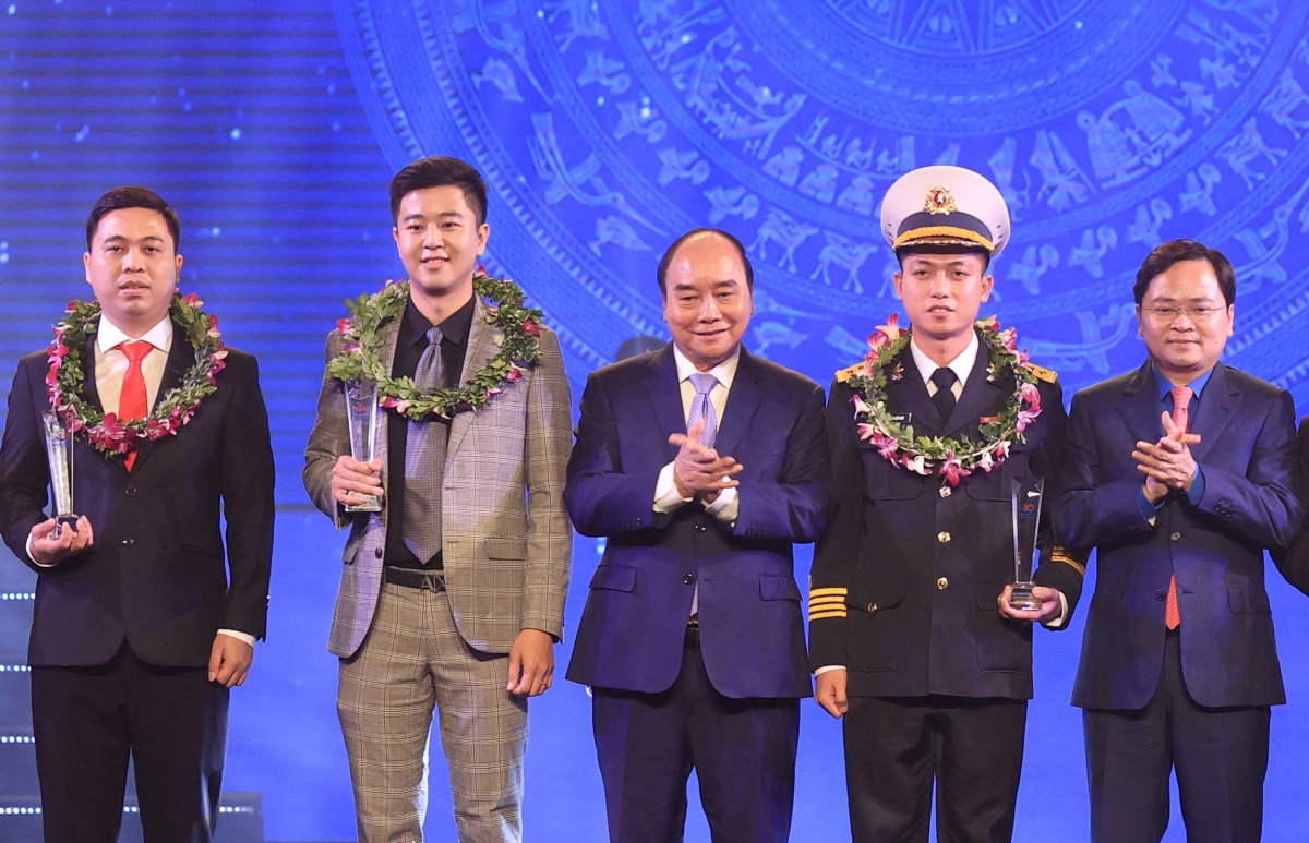 Der Staatspräsident überreicht Preise an vorbildliche vietnamesische Jugendliche 2021