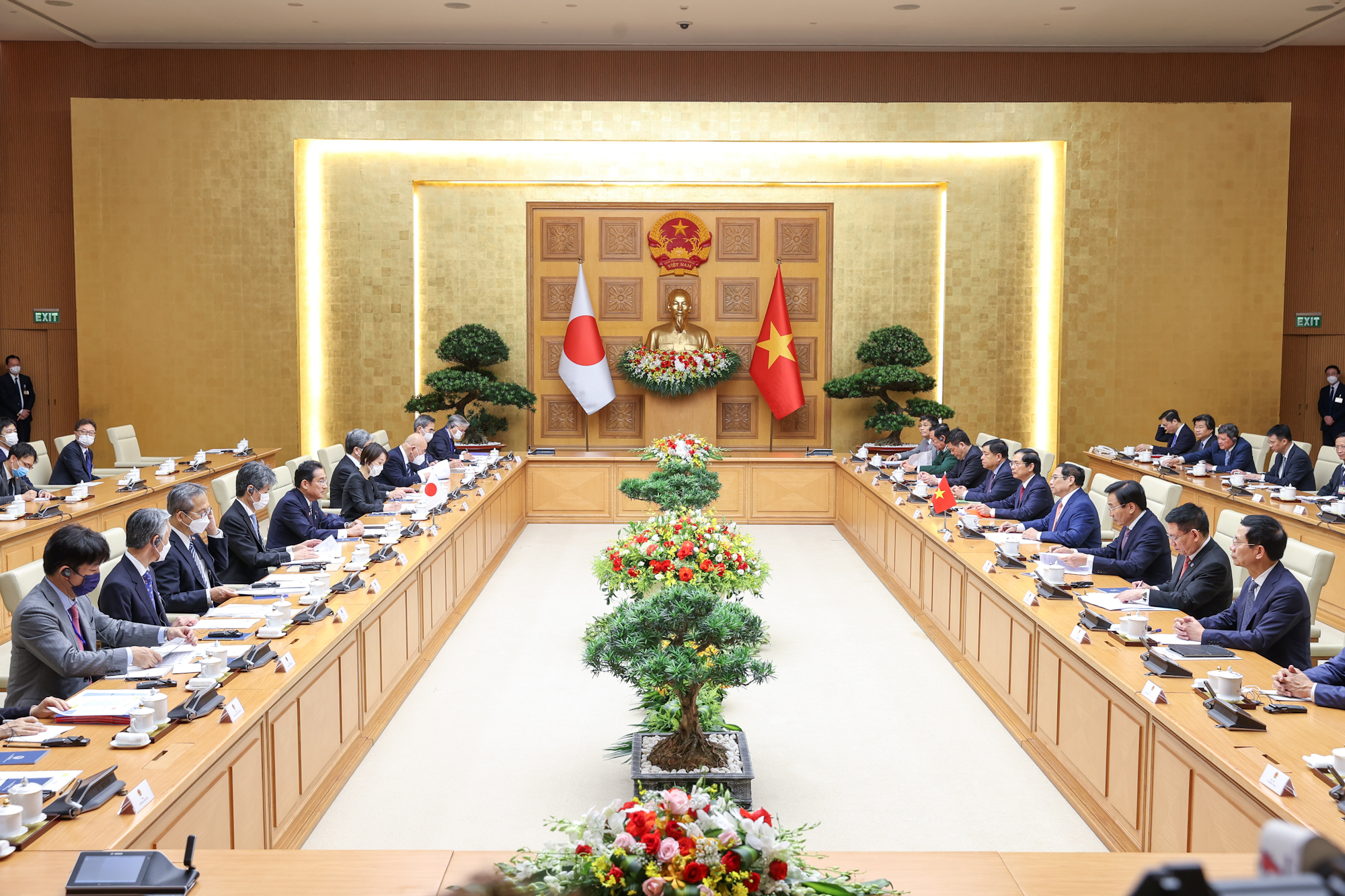 Premierminister Pham Minh Chinh empfängt und führt ein Gespräch mit Japans Premierminister Fumio