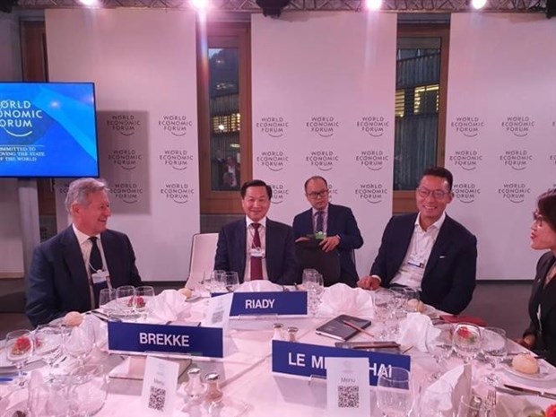 Vizepremierminister Le Minh Khai setzt seine Aktivitäten beim Weltwirtschaftsforum fort