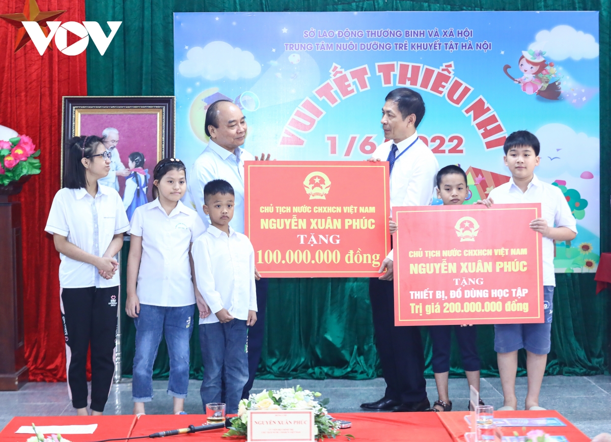 Staatspräsident Nguyen Xuan Phuc besucht Kinder mit Behinderungen im Kreis Chuong My in Hanoi