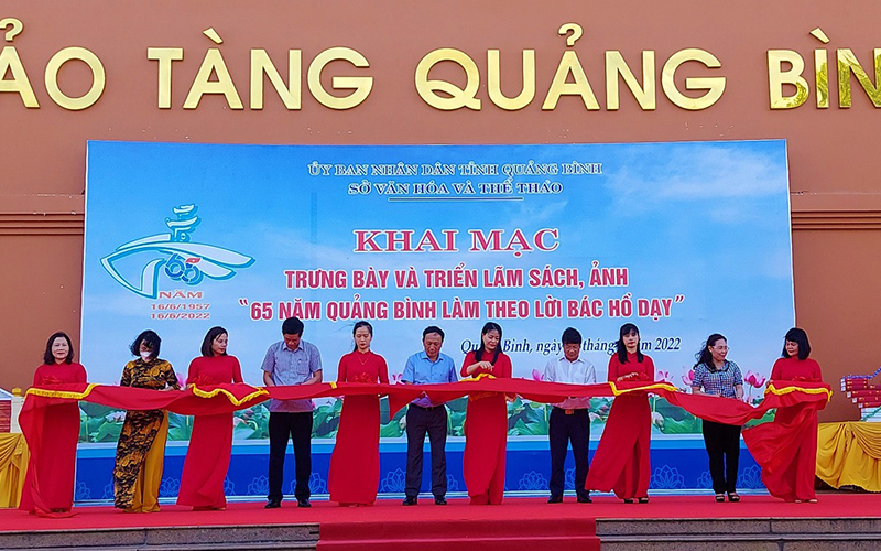 Buch- und Fotoausstellung über Präsident Ho Chi Minh und Quang Binh