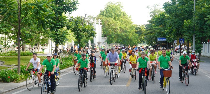 250 Menschen fahren Rad zur Förderung einer Fahrradstadt Hue