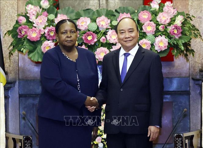 Staatspräsident Nguyen Xuan Phuc empfängt die mosambikanische Parlamentspräsidentin Esperança Bias