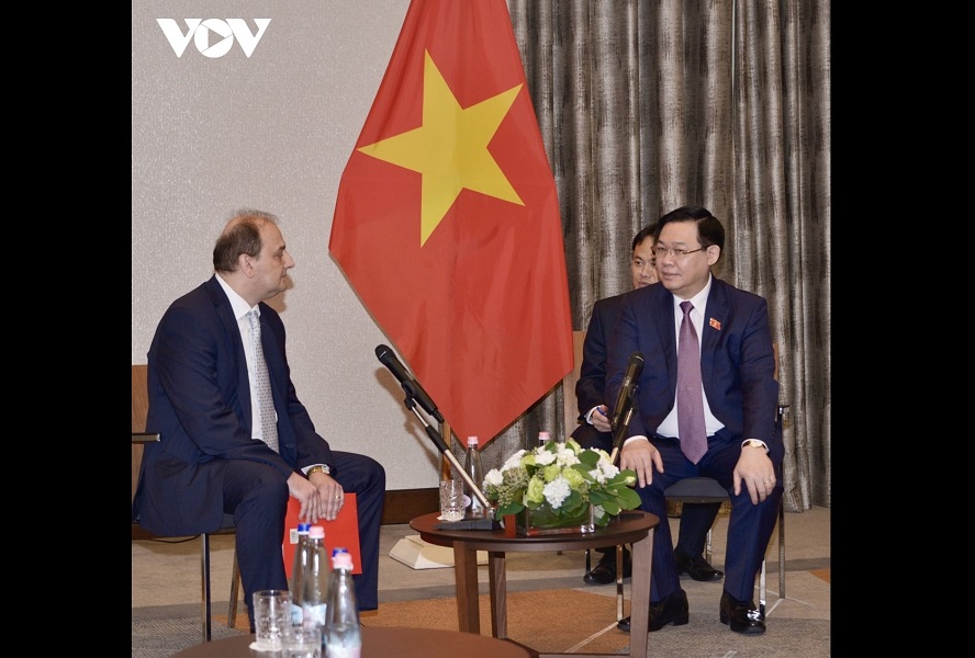 Parlamentspräsident Vuong Dinh Hue trifft ungarische Unternehmer