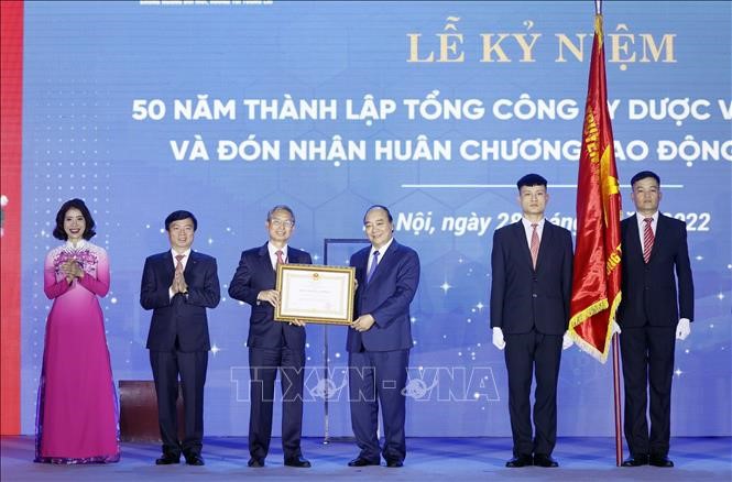 Staatspräsident Nguyen Xuan Phuc überreicht Vinapharm Arbeitsorden erster Klasse