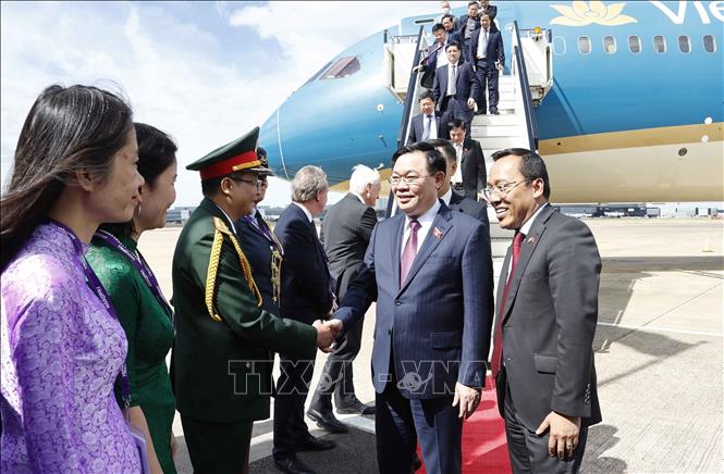 Parlamentspräsident Vuong Dinh Hue beginnt seinen Besuch in Großbritannien