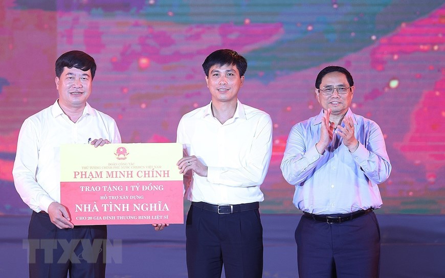 Premierminister Pham Minh Chinh nimmt am Kunstprogramm in Nghe An teil