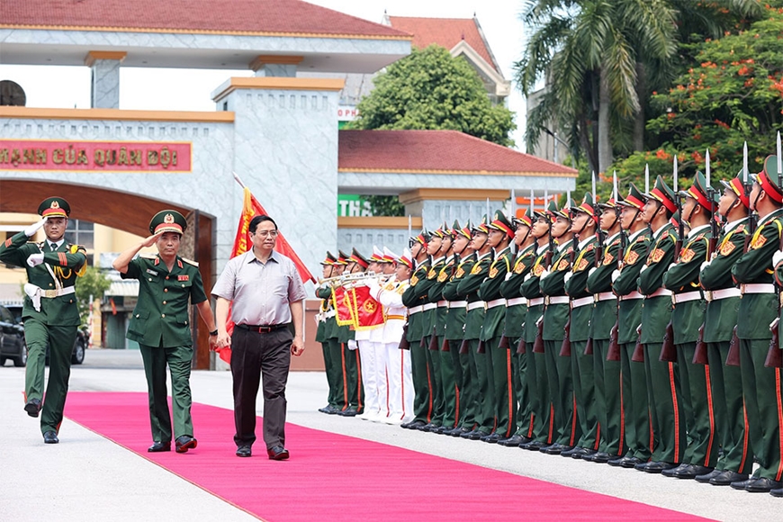 Premierminister Pham Minh Chinh tagt mit der Militärzone 4