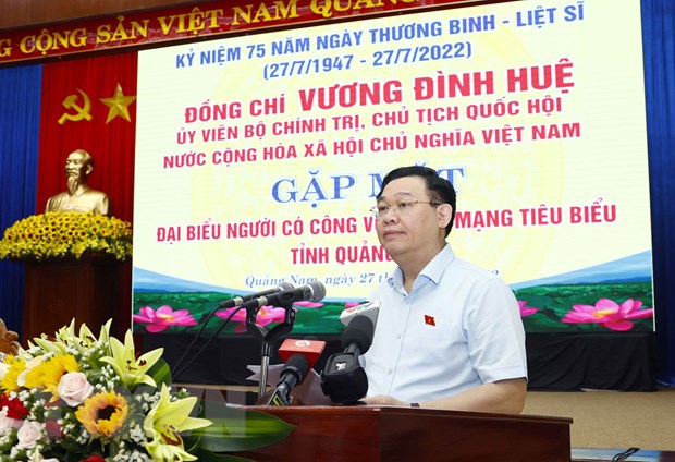 Parlamentspräsident Vuong Dinh Hue trifft Menschen mit Verdiensten
